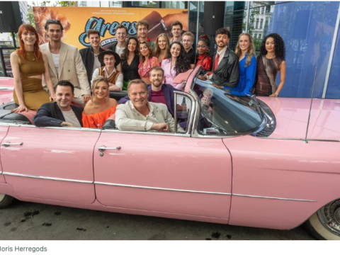 Hitmusical Grease stelt cast voor in roze Cadillac: dit zijn de ‘Vlaamse’ John Travolta en Olivia Newton-John - GVA 16/05/2024